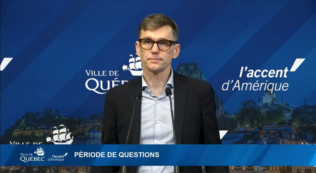 Le maire de Québec, Bruno Marchand, explique pourquoi il ne changera pas d'avis concernant l'interdiction d'installer des foyers d'ambiance dès le 1er janvier 2024.